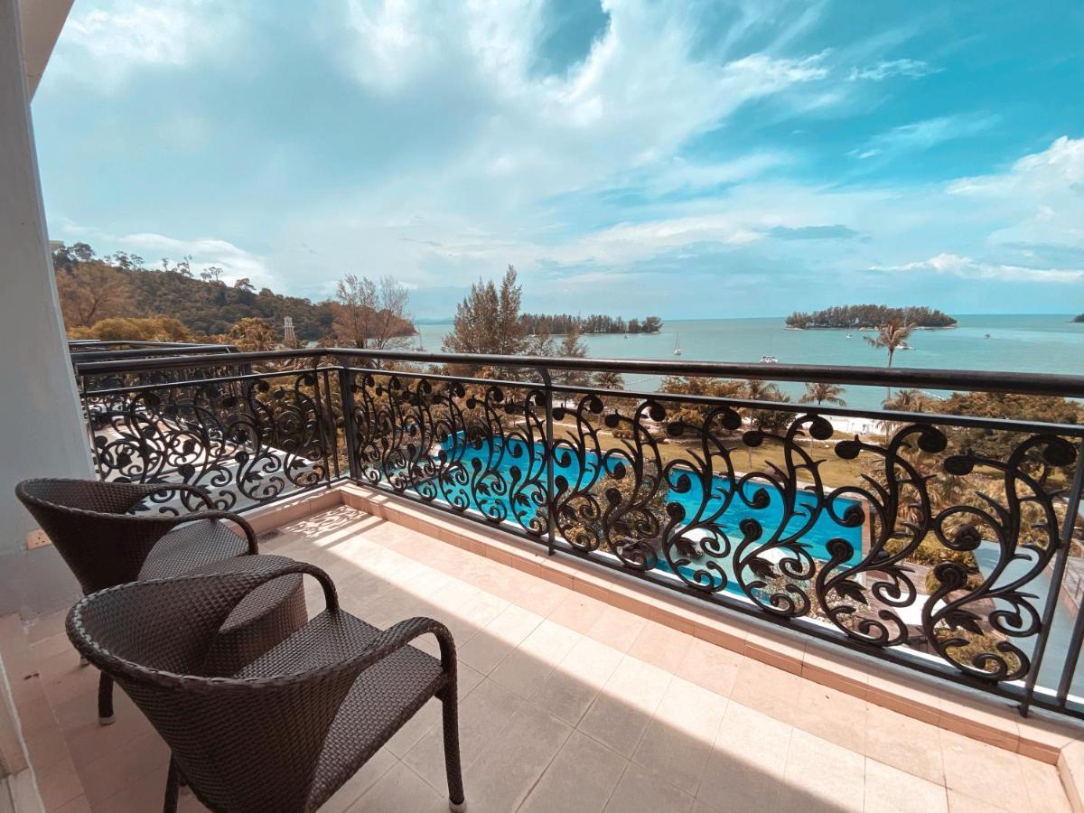 The Danna Langkawi - A Member Of Small Luxury Hotels Of The World Pantai Kok Esterno foto A balcony with a view of the sea