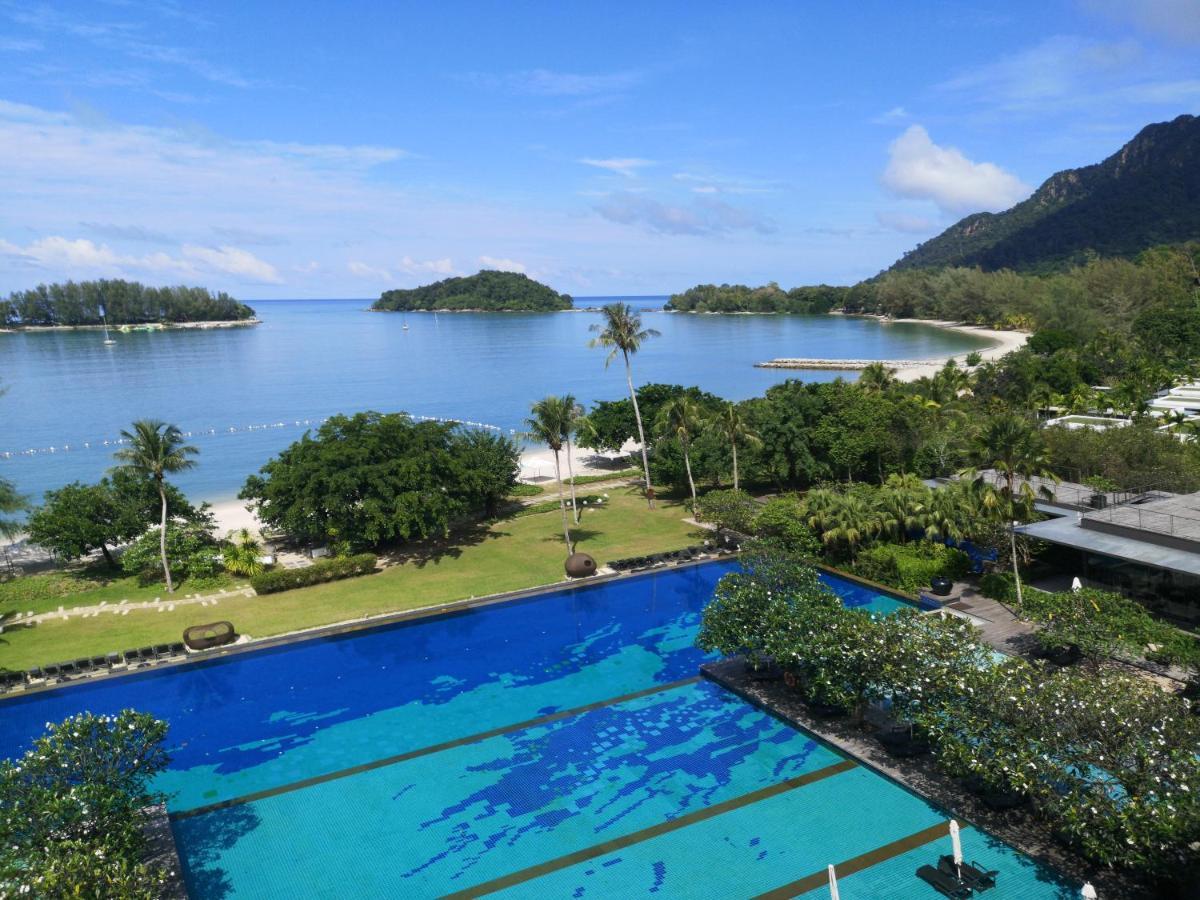 The Danna Langkawi - A Member Of Small Luxury Hotels Of The World Pantai Kok Esterno foto The swimming pool at the Shangri-La Tanjung Rhu Resort