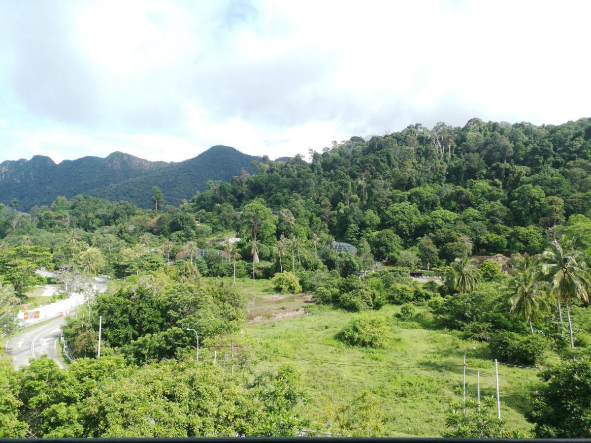 The Danna Langkawi - A Member Of Small Luxury Hotels Of The World Pantai Kok Esterno foto View of the mountain range from the west