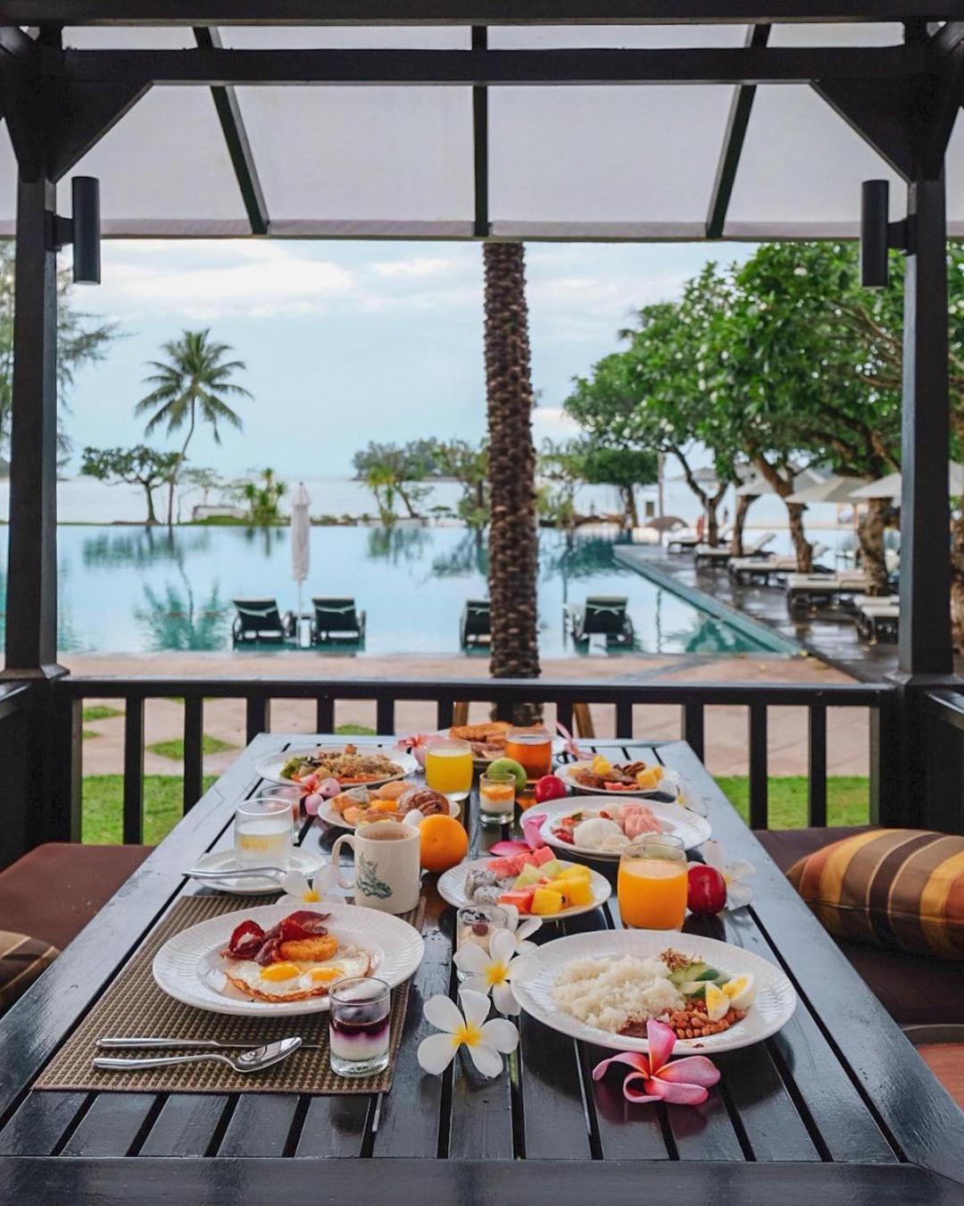 The Danna Langkawi - A Member Of Small Luxury Hotels Of The World Pantai Kok Esterno foto Breakfast at the pool